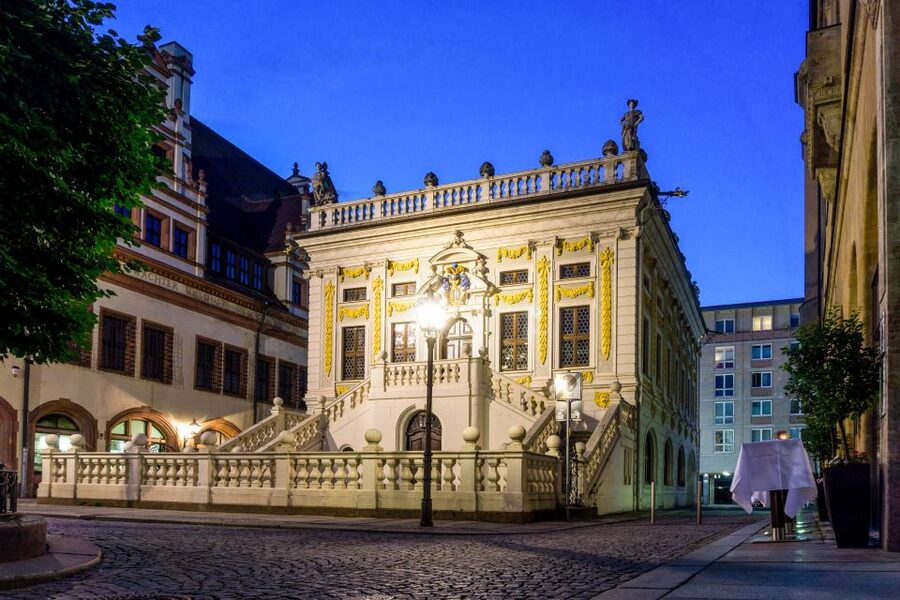 1.5-Hour Historical Tour of Leipzig with Costumed Guide - Choosing between Lola, Pauline, and Berta