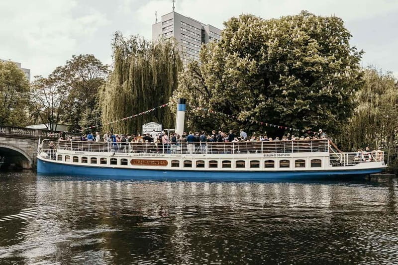 1h Berlin-Cruise with 140 year old electrified steamship - A drink makes this an easy evening plan
