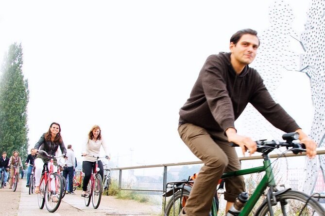 3-Hour Private Berlin Bike Tour: Vibes of Berlin - Osthafen and the Spree waterfront
