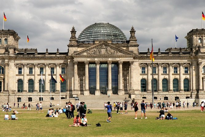 5hours: Guide, Chauffeur & Photographer in Berlin private Tour - Why a private car helps in Berlin