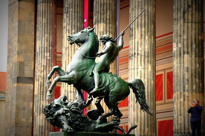 5hours: Guide, Chauffeur & Photographer in Berlin private Tour - Hackescher Höfe and Berlin’s layered city center