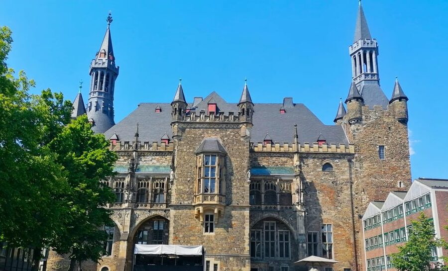 Aachen classic walking tour - How the Italian-language format affects the experience