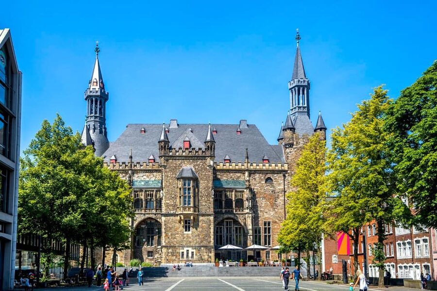 Aachen: Express Walk with a Local in 60 minutes - Meeting at the horse statue