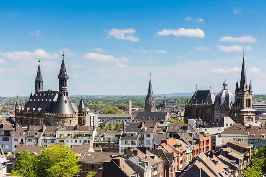 Aachen: Express Walk with a Local in 60 minutes - Thermal water, statues, and Aachen’s local character