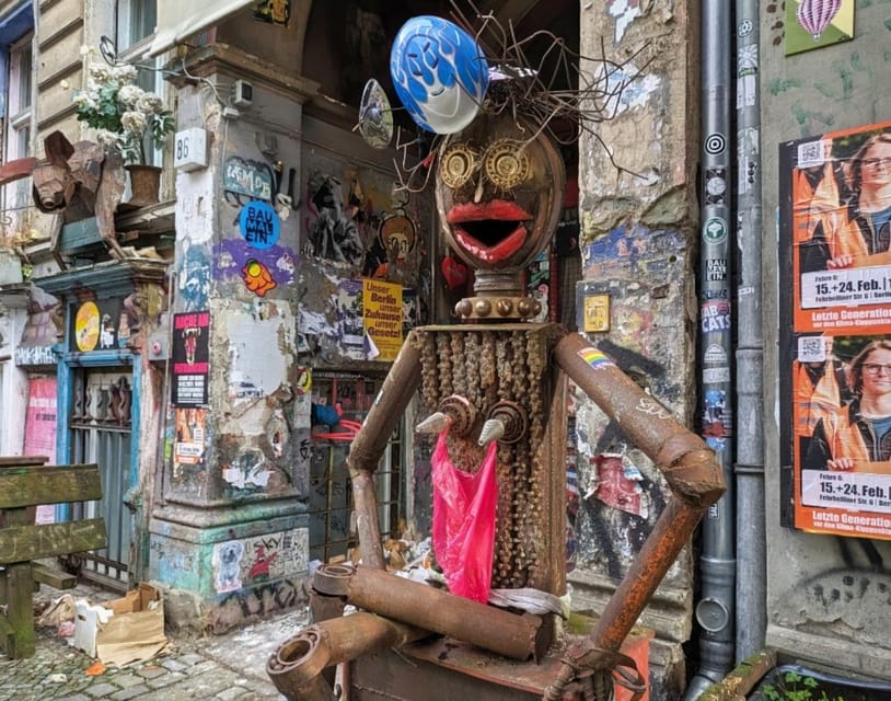Alternative Berlin / Street art tour - Private group - Reading Berlin through street art