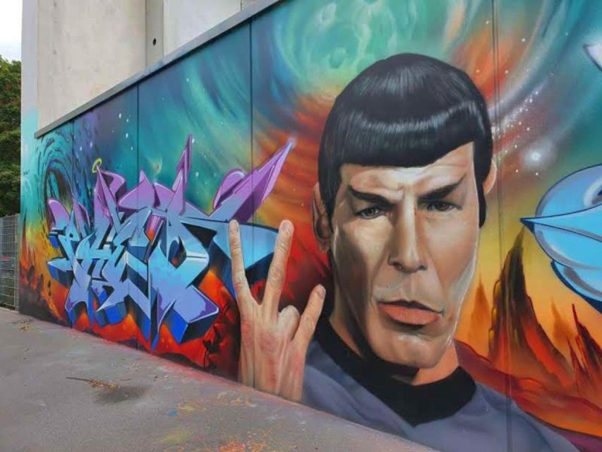 Alternative Berlin / Street art tour - Private group - From gramophone parties to electronic nights