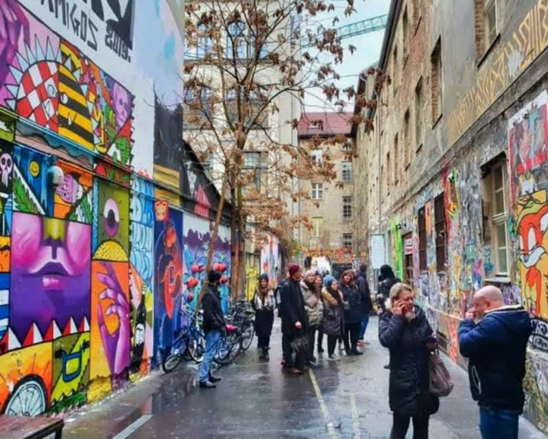 Alternative Berlin / Street art tour - Private group - After the Wall: housing, squats, and shared space
