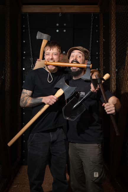 AXE THROWING & CRAFT BEER EXPERIENCE IN COLOGNE - Learning the throw, then finding your rhythm