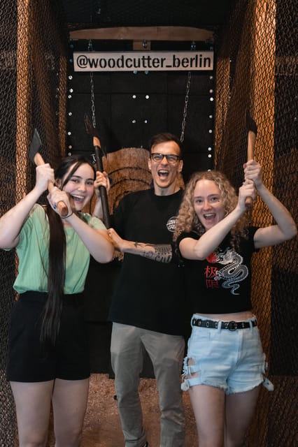 AXE THROWING EXPERIENCE IN BERLIN - From safety briefing to warm-up games