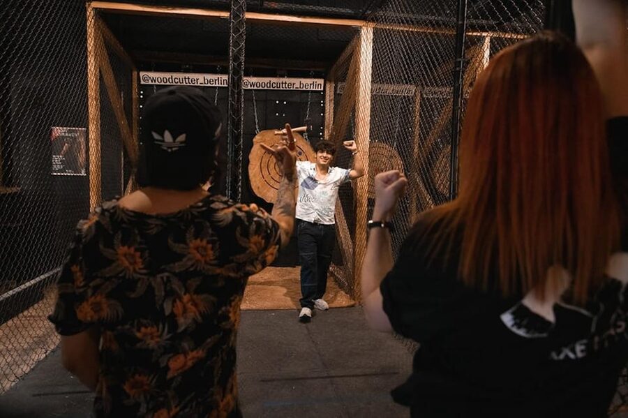 AXE THROWING EXPERIENCE IN BERLIN - Turning practice into friendly competition
