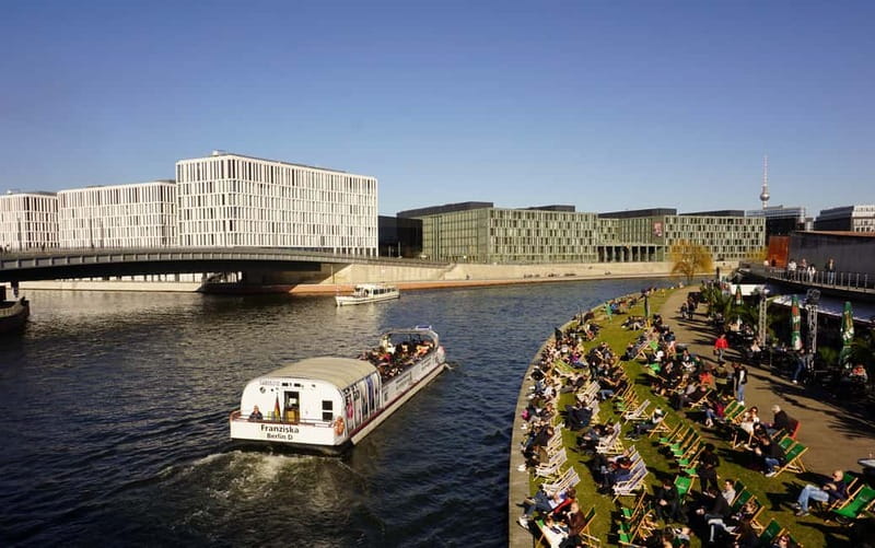 Berlin: 1-Hour Boat Tour with Bilingual Live Guide - A calm introduction to Berlin from the Spree