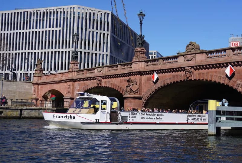 Berlin: 1-Hour Boat Tour with Bilingual Live Guide - The government quarter from the river