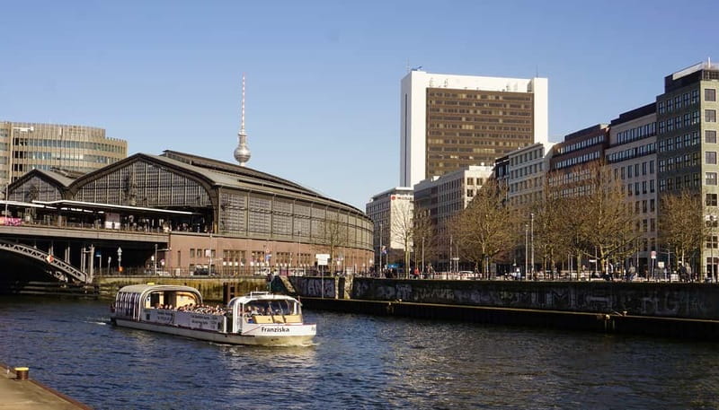 Berlin: 1-Hour Boat Tour with Bilingual Live Guide - What the live guide adds