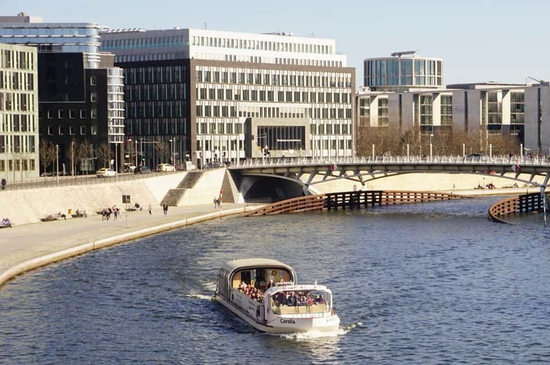 Berlin: 1-Hour Boat Tour with Bilingual Live Guide - Choosing the right time and seat