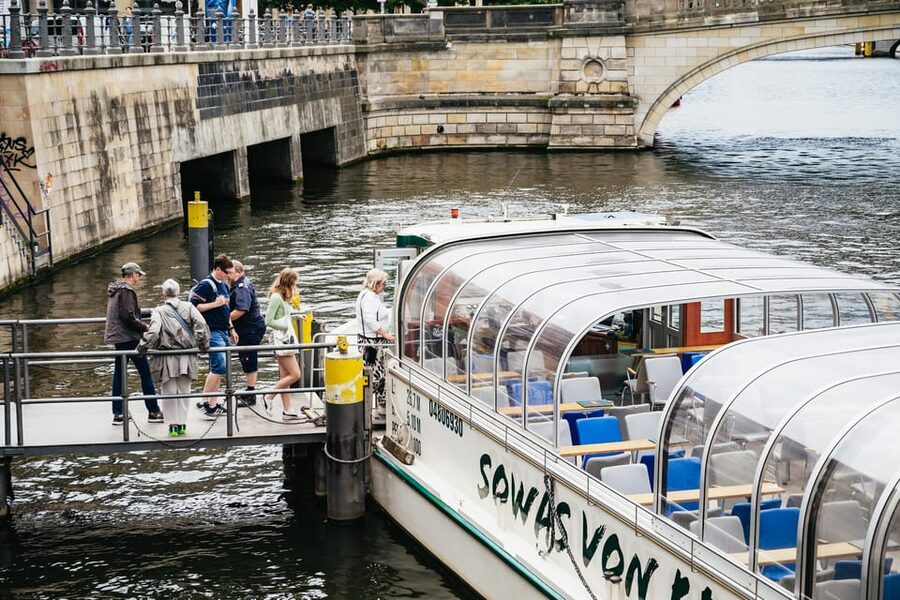 Berlin: 1-Hour City Sightseeing Cruise - The audio guide and what you actually hear