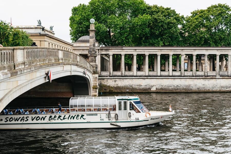Berlin: 1-Hour City Sightseeing Cruise - Seating, roof cover, and onboard service