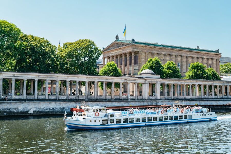 Berlin: 1-Hour City Tour by Boat with Guaranteed Seating - From Friedrichstraße to the Reichstag