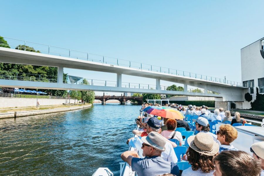 Berlin: 1-Hour City Tour by Boat with Guaranteed Seating - Turning at Luther Bridge toward Bellevue Palace