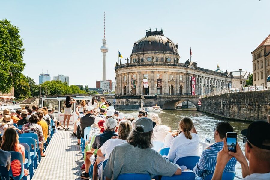 Berlin: 1-Hour City Tour by Boat with Guaranteed Seating - Hauptbahnhof, Berlin Cathedral, and Museum Island