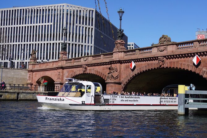 Berlin: 1-hr Boat Tour with Bilingual Live Guide (DE/EN) - Drinks, service, and onboard comfort