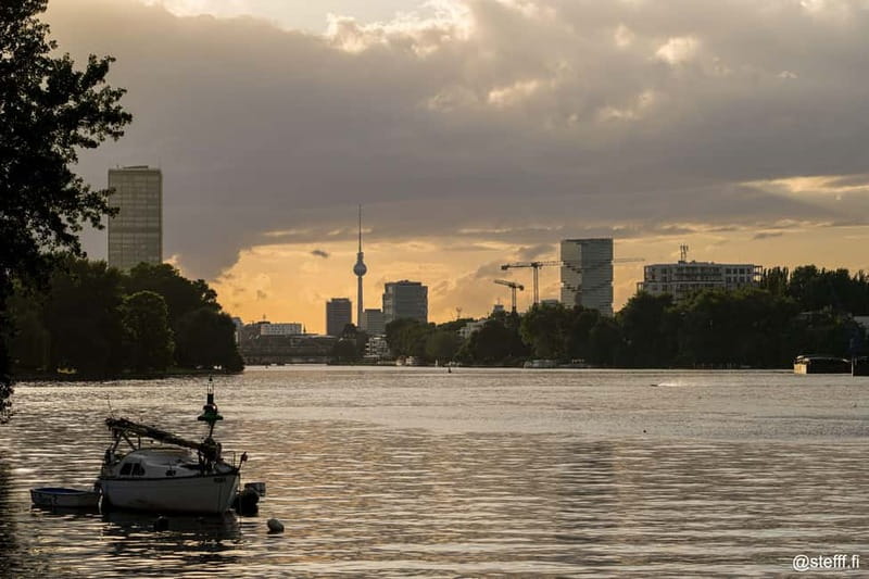 Berlin: 2.5-Hour Beer & Sunset Sightseeing Boat Cruise - Why Berlin looks best from the river after sunset