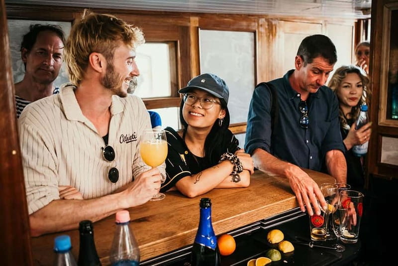 Berlin: 2.5-Hour Beer & Sunset Sightseeing Boat Cruise - Holzmarkt, East Side Gallery, and Oberbaumbrücke