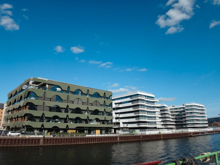 Berlin: 2.5-Hour East Side Boat Cruise with Commentary - Returning through Nikolaiviertel and Museum Island
