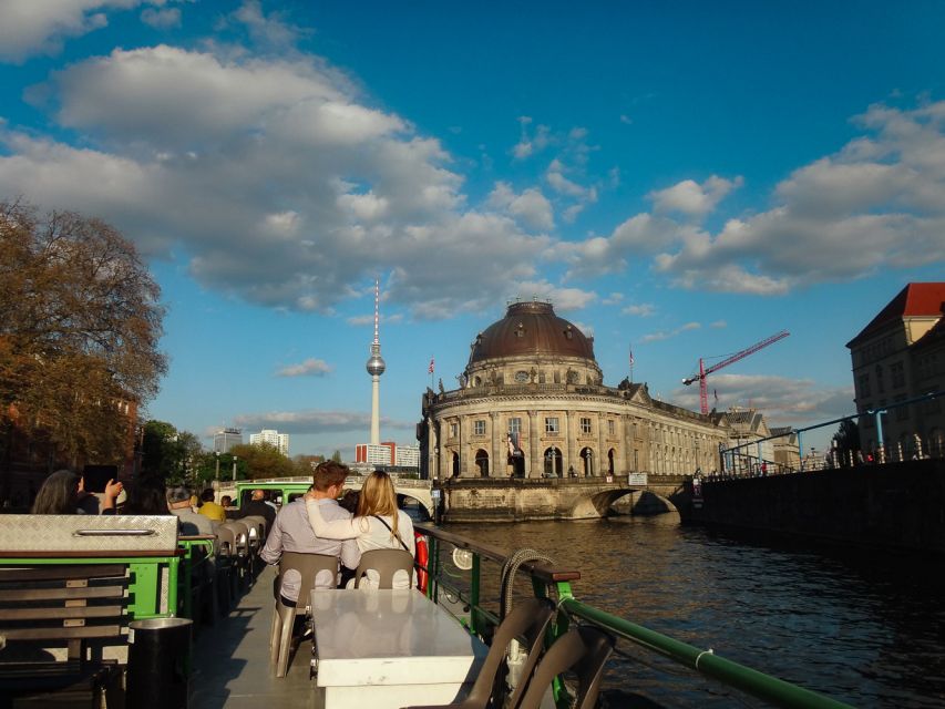 Berlin: 2.5-Hour East Side Boat Cruise with Commentary - How the commentary works in practice