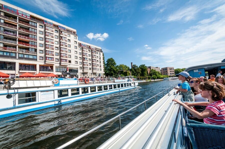 Berlin: 3.25-Hour Spree & Landwehrkanal Boat Tour - The guide and audio options