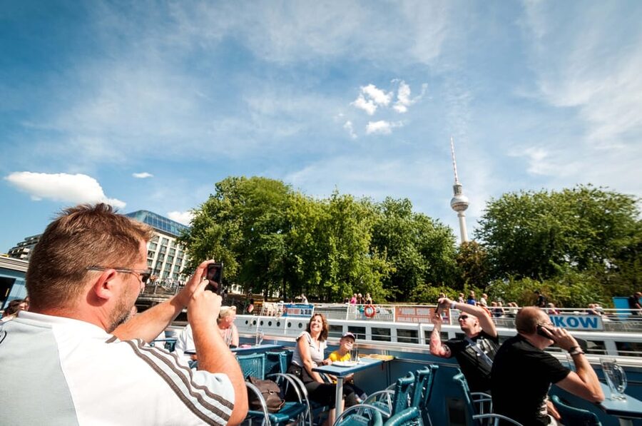 Berlin: 3.25-Hour Spree & Landwehrkanal Boat Tour - The government district from the Spree
