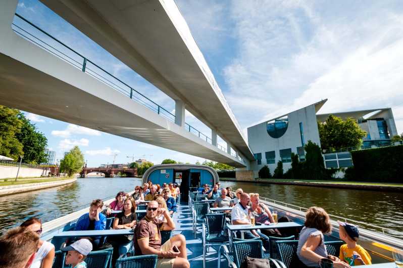 Berlin: 3.25-Hour Spree & Landwehrkanal Boat Tour - Food, drinks, and the value of the fare