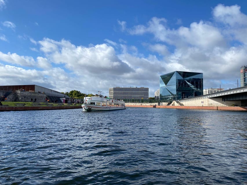 Berlin: 3.5-Hour Sightseeing Cruise on the Spree River - Berlin’s government quarter from the river