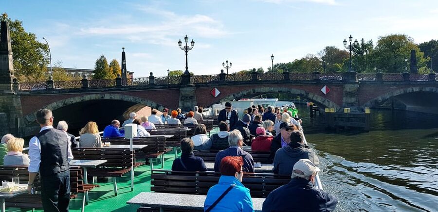 Berlin: 3.5-Hour Sightseeing Cruise on the Spree River - Reichstag, Friedrichstraße, and the Tränenpalast