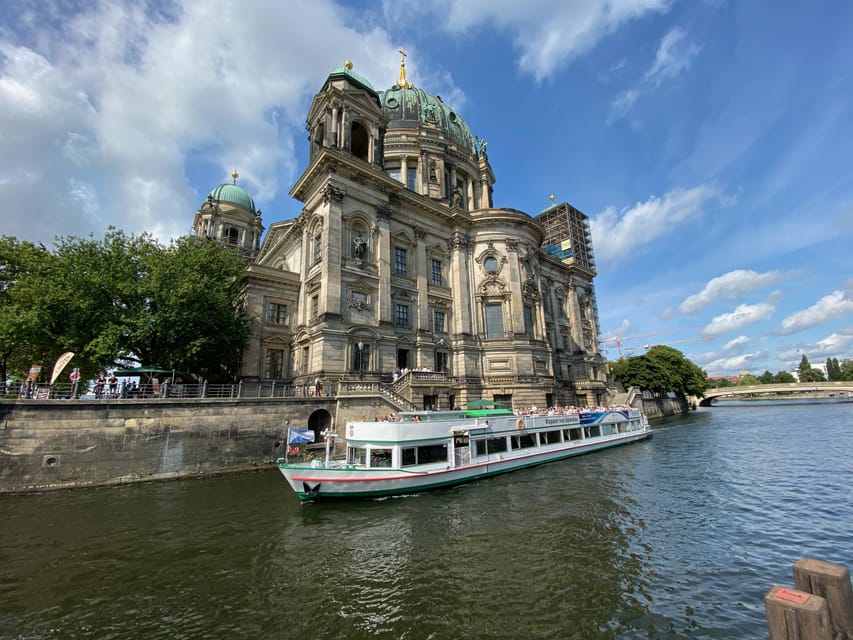 Berlin: 3.5-Hour Sightseeing Cruise on the Spree River - What the onboard experience is like