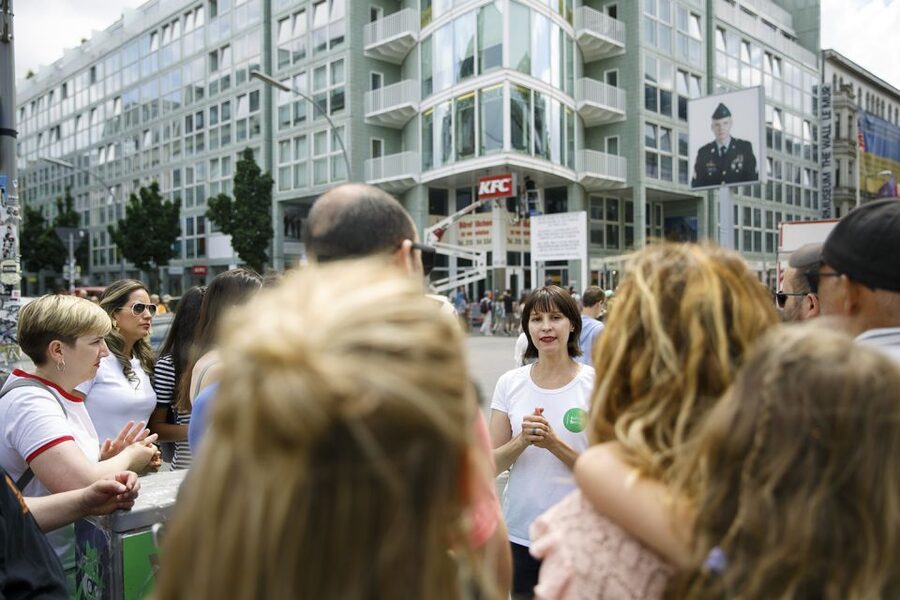 Berlin: 4-Hour Guided Highlights Tour in Spanish - From Alexanderplatz to Berlin’s earliest roots