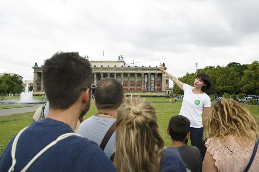 Berlin: 4-Hour Guided Highlights Tour in Spanish - Unter den Linden and the old royal center