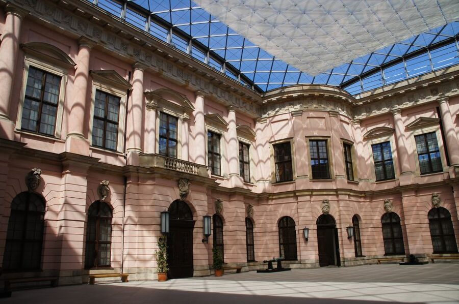 Berlin: 4-Hour Guided Highlights Tour in Spanish - Hitler’s rise and the remains of the Gestapo Headquarters