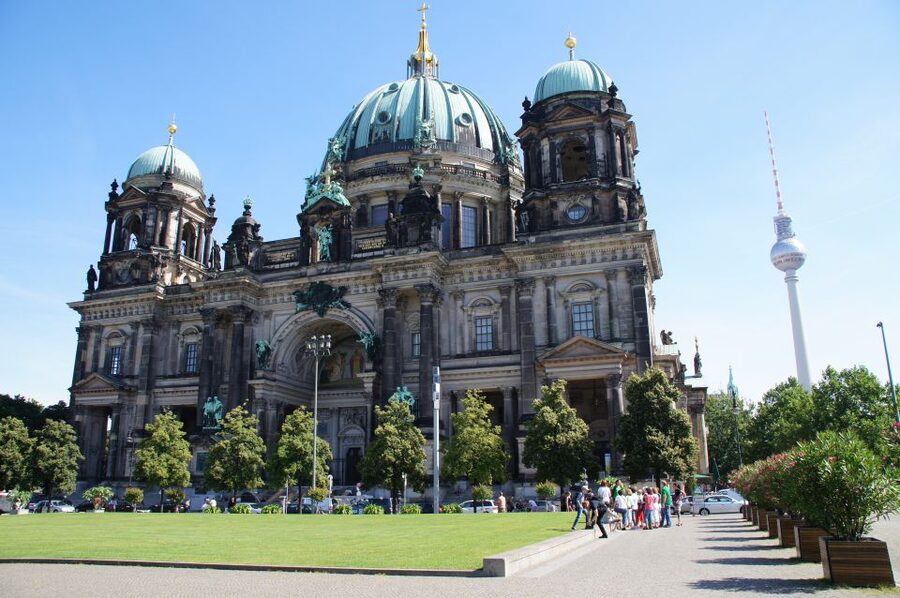 Berlin: 4-Hour Guided Highlights Tour in Spanish - The Holocaust Memorial and a moment of remembrance
