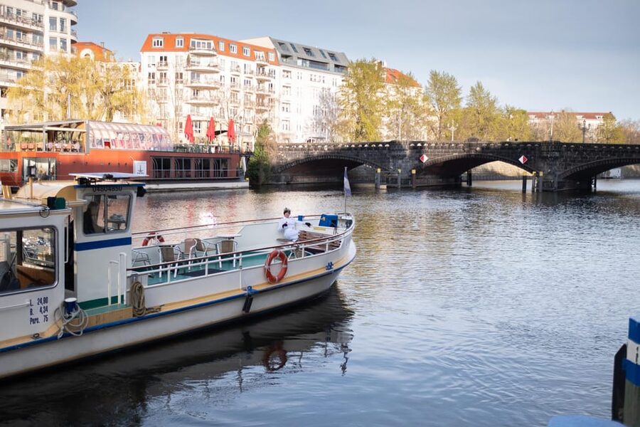Berlin: Audrey Ahoi! Spree cruise with drag queen (HOL) - Nefertiti, Museum Island, and the city palace