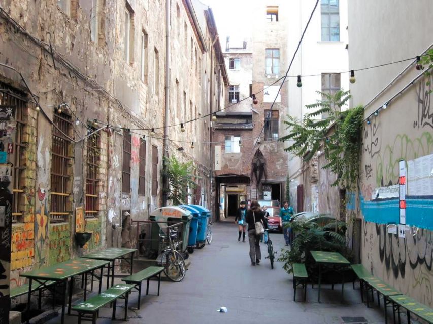 Berlin: Backyards of Berlin 2-Hour Tour - What the guide adds to the experience