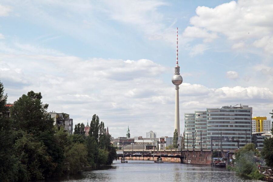 Berlin: Berlin Wall and the Cold War Walking Tour - Tunnel 57 and the ingenuity of escape