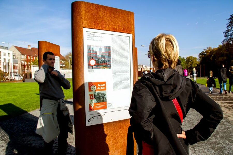 Berlin: Berlin Wall Tour Berlin East West - Why the Berlin Wall still feels so personal