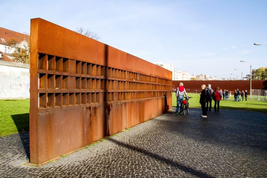 Berlin: Berlin Wall Tour Berlin East West - Walking the most famous street of the Wall