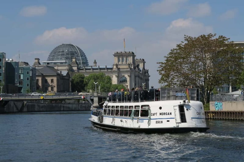 Berlin: Boat Sightseeing Cruise with Audioguide - Haus der Kulturen der Welt and Tiergarten