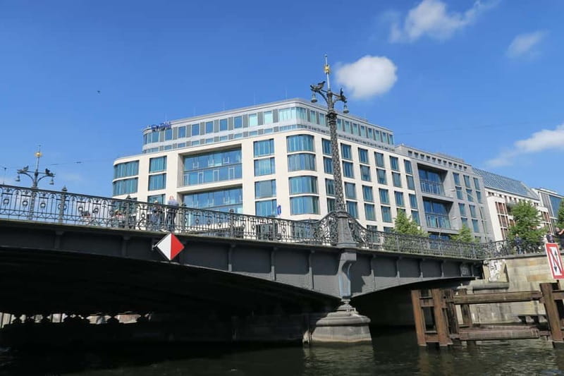 Berlin: Boat Sightseeing Cruise with Audioguide - Roof, heating, seats, and onboard service
