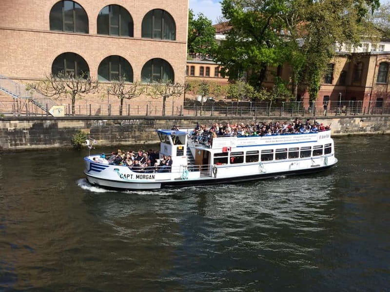 Berlin: Boat Sightseeing Cruise with Audioguide - Finding the Domaquareé landing stage