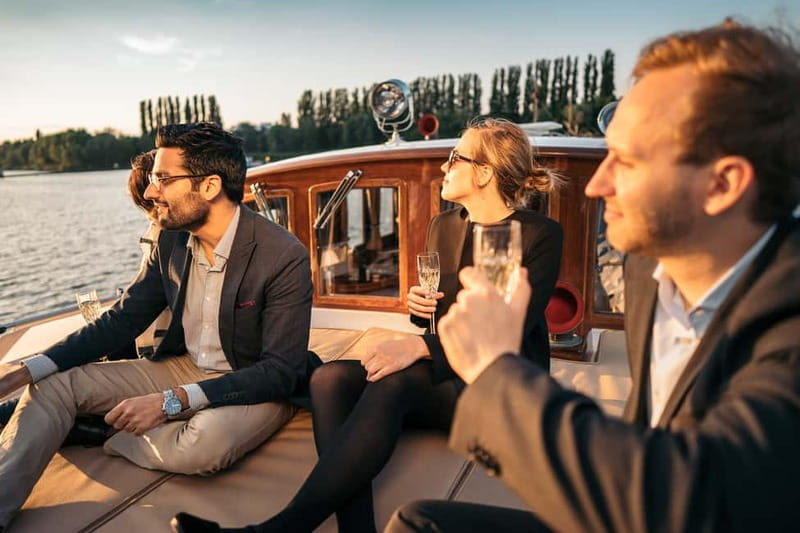 Berlin: Boat Sightseeing Tour on Electric Motor Yacht - House of World Cultures, Tiergarten, and Bellevue Palace