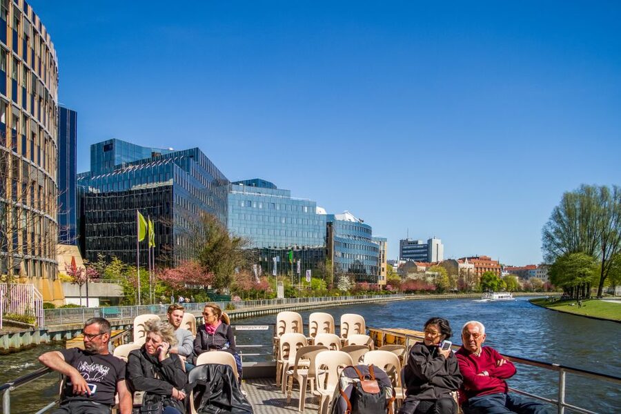 Berlin: Boat Tour Along the River Spree - Central Station and the modern city