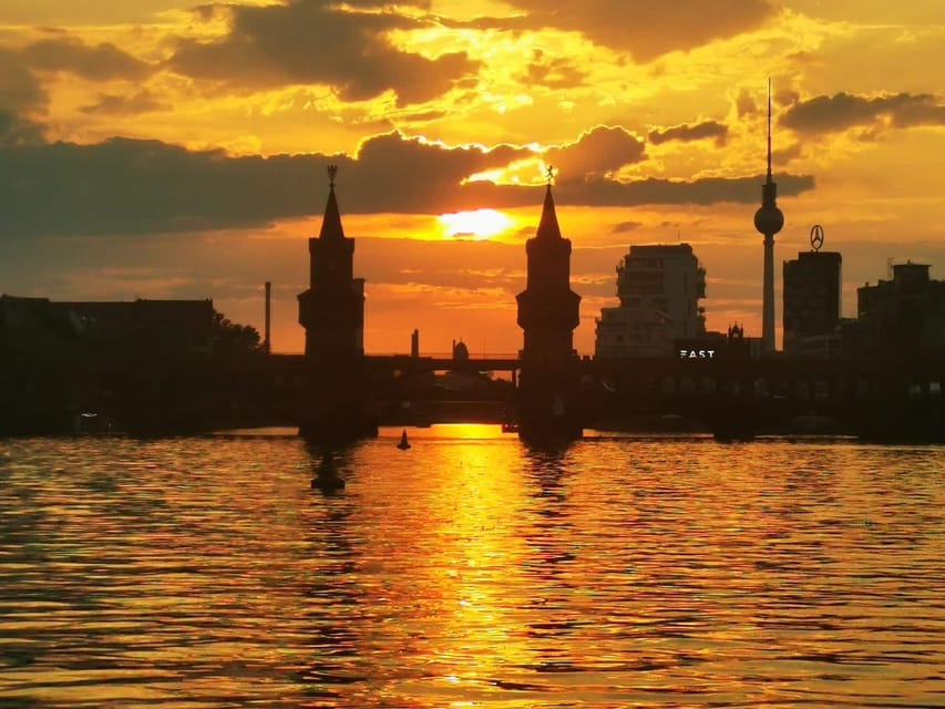 Berlin Boat Tour | Sunset Tour with Solar Ship | Sightseeing Spree - The Mühlendamm lock slows the journey