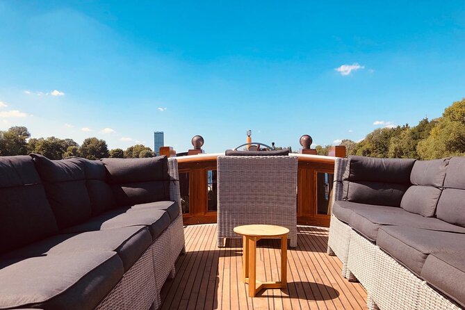 Berlin Boot Sightseeing Tour on Electric Private Yacht - Boarding beside Berliner Dom